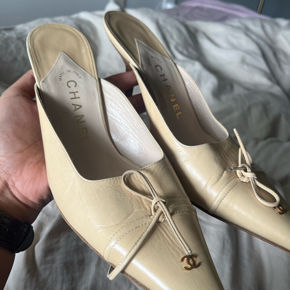 CHANEL Cream Pointed-Toe Leather Mules with CC Charm - Picture 2 of 7